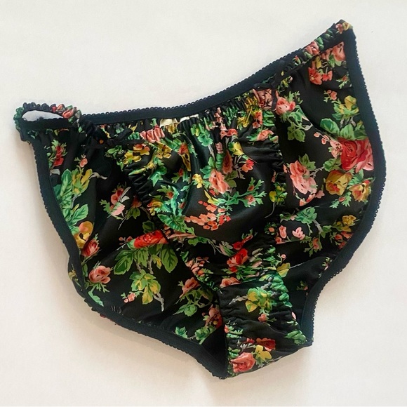 🌺SOLD🌺 NWT Vintage Victoria’s Secret Silky Satin Deadstock Bikini Panties - Picture 9 of 9